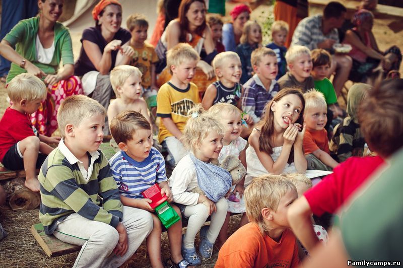 Лагерь это семья. Семейный лагерь. Семейный лагерь на природе. English Club лагерь.